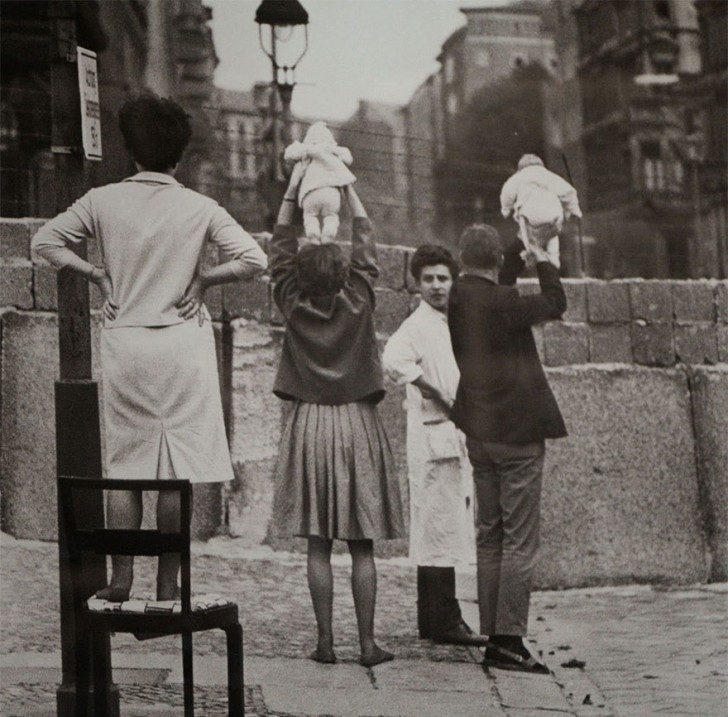 Certains résidents de Berlin-Ouest montrent leurs enfants à leur famille restée dans l'est de Berlin - 1961.