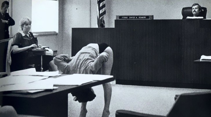 Une danseuse tente de prouver son innocence au juge après avoir été accusée de porter des sous-vêtements trop succincts.