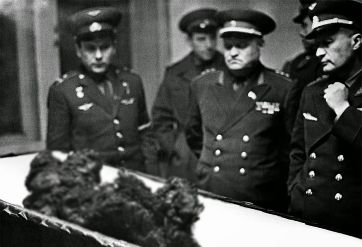 Les restes du cosmonaute russe Vladimir Komarov, le premier homme à être décédé lors d'une mission aérospatiale mal terminée (24 avril 1967).