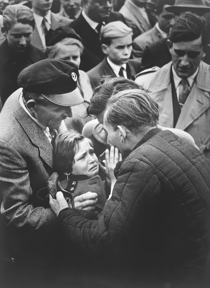 Après de nombreuses années d'emprisonnement en Sibérie, ce soldat allemand rencontre sa fille pour la première fois. La fille a déjà 12 ans (1956).