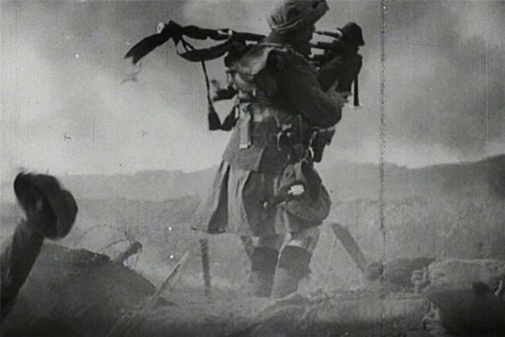Un soldat écossais joue de la cornemuse sur les restes d'un champ de bataille - Première Guerre mondiale.