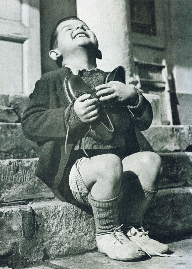 Un enfant autrichien reçoit une nouvelle paire de chaussures. Nous sommes dans la période de la Seconde Guerre mondiale.