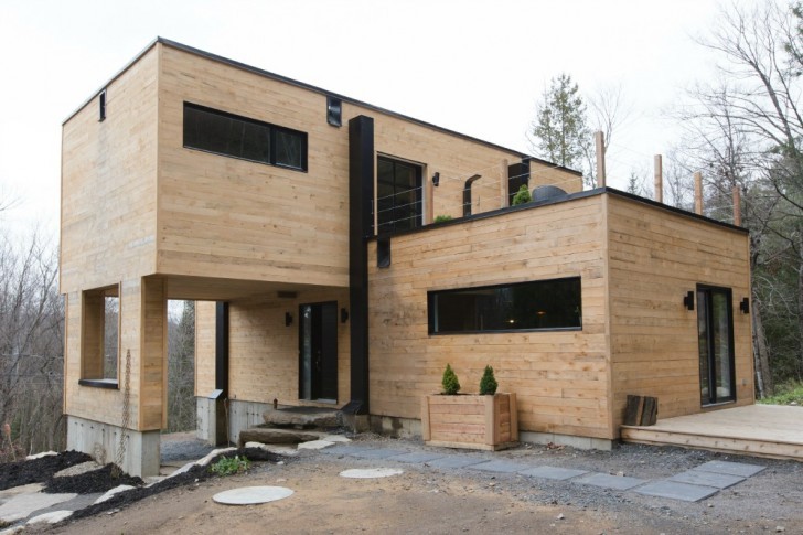 De geometrische stijl, opzettelijk zo gelaten, wordt "verwarmd" door de prevalentie van hout dat de structuur gezellig maakt.