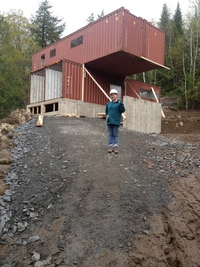 Next, the containers were placed on a concrete base to guarantee the stability and safety of the house.