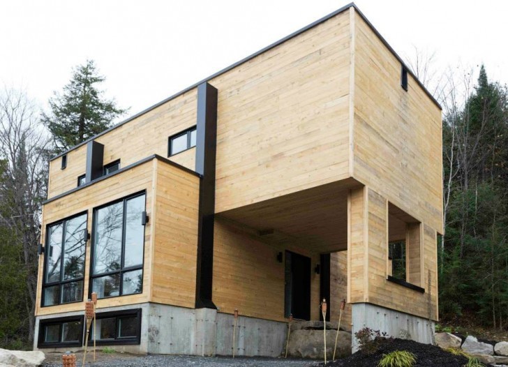 Claudie ha superpuesto los container para construir un edificio de dos plantas. Del exterior ha sido revestido con paneles de madera de pino.