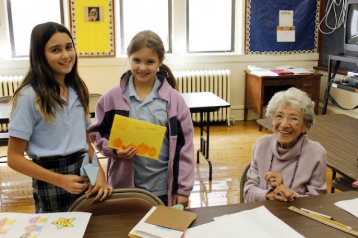 Questa insegnante di matematica in pensione ha festeggiato il suo centesimo compleanno con gli studenti delle scuole elementari. Che forza!