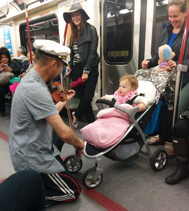 La bambina aveva iniziato a piangere e così l'artista di strada si è messo a suonare per lei.