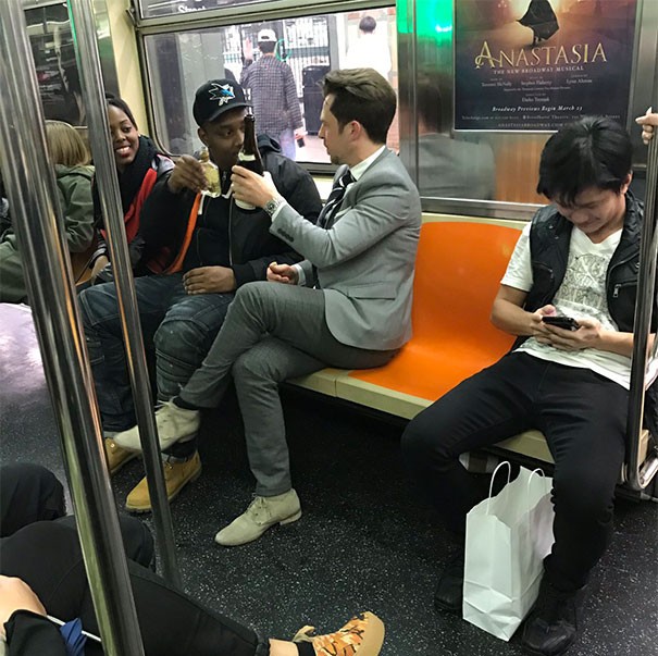 L'un sort le whisky, l'autre le vin mousseux et c'est ainsi que deux étrangers trinquent dans le métro.
