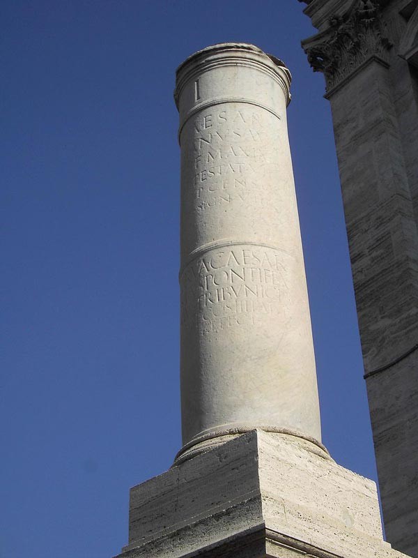 Il progetto stradale di Roma mirava a fare le cose in grande: nel 20 a.C Augusto depose una colonna rivestita di bronzo nel Foro Romano, da cui idealmente partivano tutte le strade di Roma.