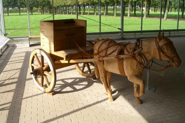 I romani avevano anche istituito un servizio postale: gli addetti viaggiavano su un carretto a due ruote trainato da un cavallo, chiamato Cisium.