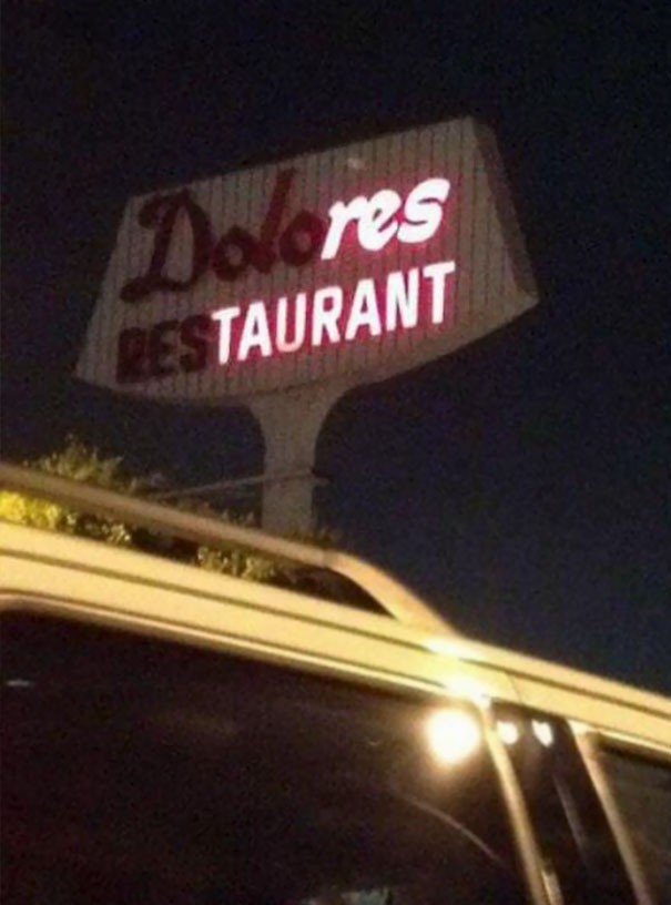 13. De lichten van het neonbord zijn doorgebrand maar het woord "Restaurant" valt nog te lezen.