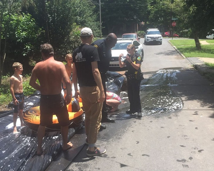 Il giorno dell'indipendenza americana, la polizia di Asheville ricevette una chiamata circa uno scivolo ad acqua che bloccava il traffico.