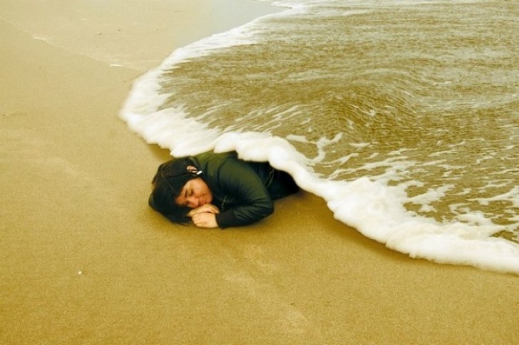 1. La jeune fille dort sous une couverture de mer...