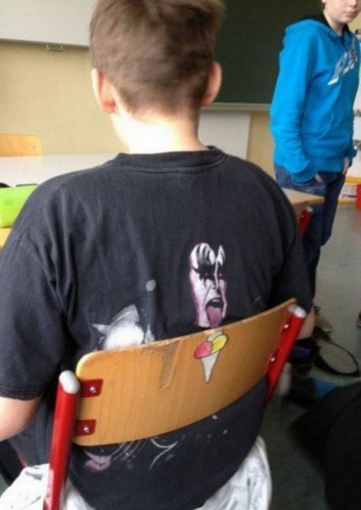 3. La chaise de cet enfant est parfaite pour le T-shirt qu'il porte.