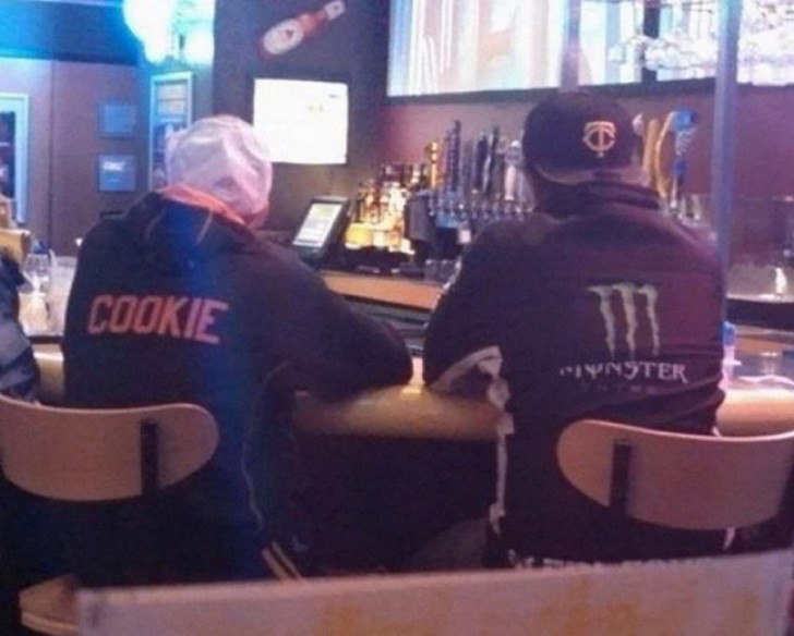 5. Vous vous souvenez de Cookie Monster, la peluche à poils? Son nom est composé des inscriptions sur les sweat-shirts de ces deux hommes.