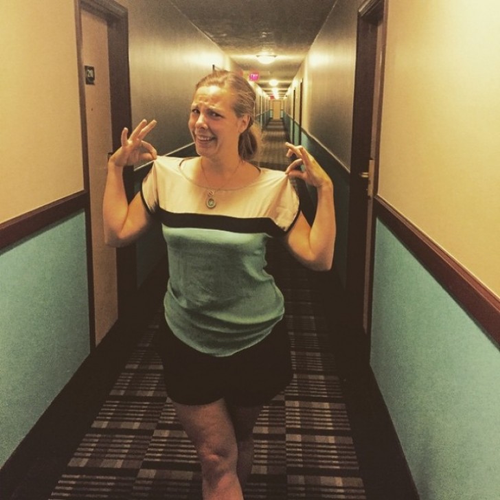7. Le couloir de cet hôtel est parfaitement assorti à la chemise de la femme.