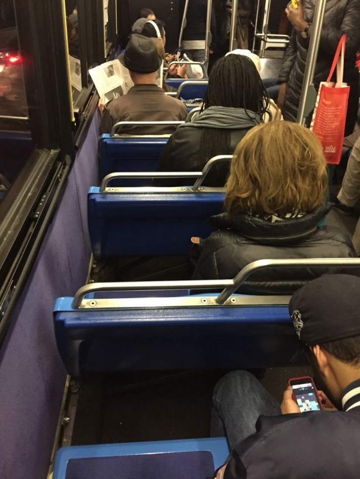 Un classique des transports en commun: les gentilles personnes qui s'assoient et empêchent les autres d'occuper les places côté fenêtres.