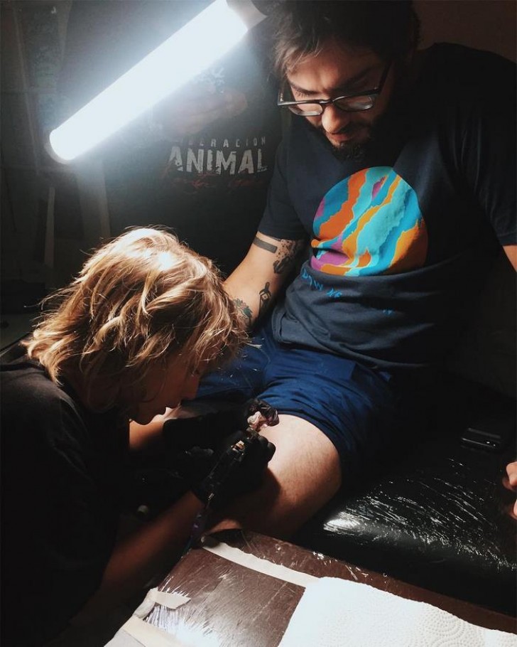Ezrah ha già tatuato una ventina di persone che, senza timore, si sono affidate alla sua bravura. Questa foto ritrae il momento in cui ha fatto il suo primo tatuaggio.