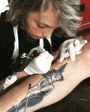 Si è innamorato dei tatuaggi mentre assisteva al tatuaggio della madre: il tatuatore gli ha dato la possibilità di colorare una piccola porzione, ovviamente con il consenso della madre!