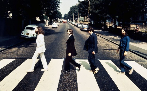 7. Les Beatles traversent Abbey Road... en sens inverse, 1969