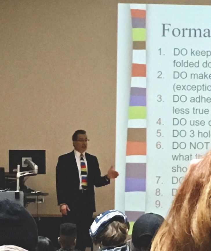 Questo professore ha deciso di abbinare la cravatta alla sua presentazione Power Point.