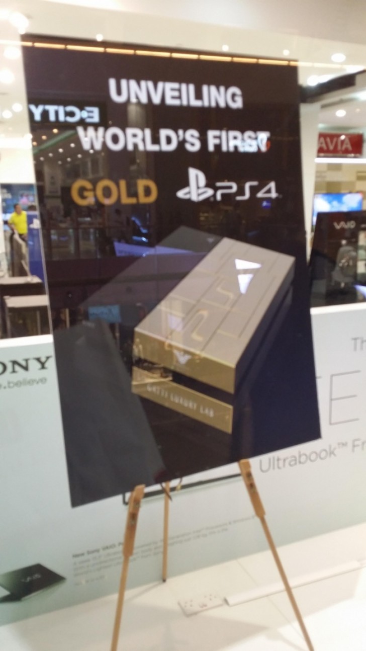 1. Een gouden Play Station, voor wie niet tevreden is met alleen spelen.