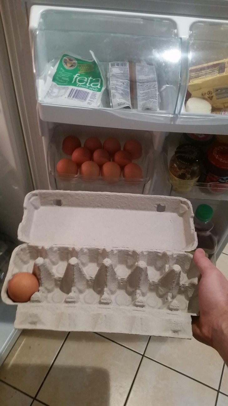 Um espaço para os ovos no refrigerador que pode conter somente 11 ovos?!