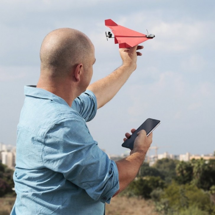 7. Ein kleines Papierflugzeug, das man mit dem Smartphone steuern kann