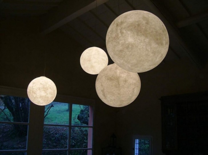 2. La lampe en forme de lune.