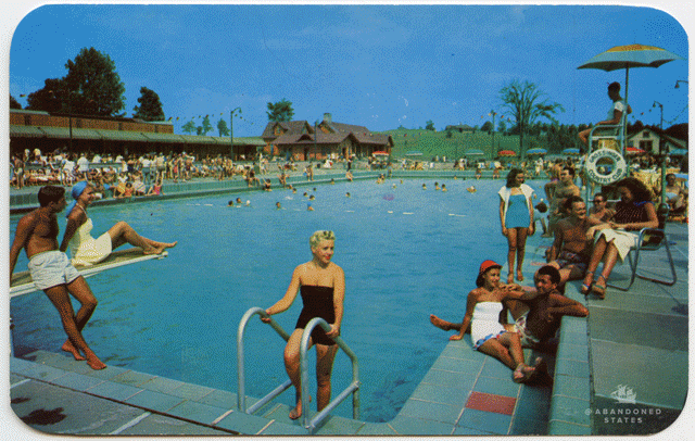 Questa invece è la piscina olimpionica esterna. All'epoca della sua costruzione (1949) costò 400 mila dollari, più o meno 5 milioni di dollari del mercato attuale.
