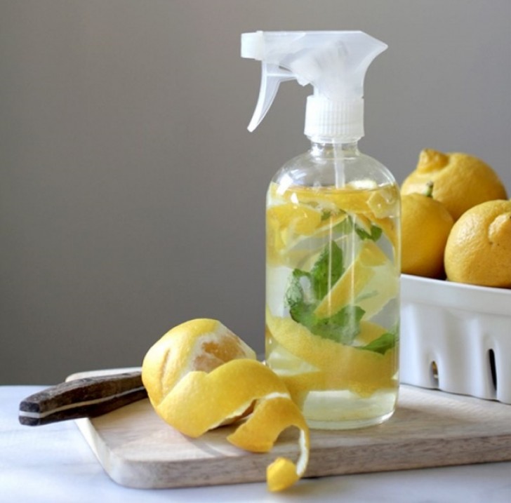 1. Succo e buccia di limone per preparare uno sgrassatore per la casa.