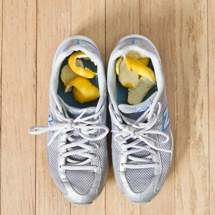 10. Eliminare gli odori delle scarpe.