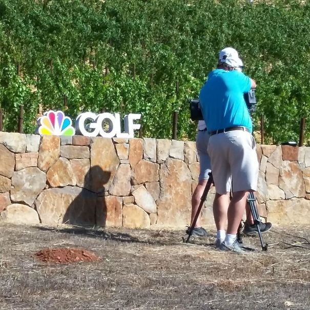 6. Una parte de la sombra de este hombre llega a la pared y parece un perro.