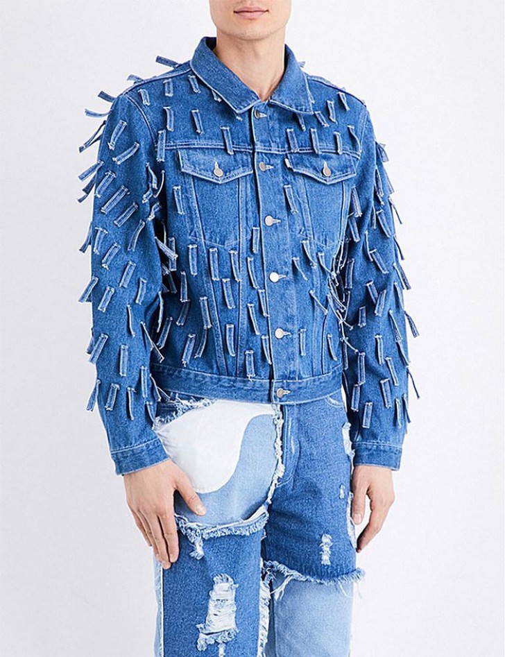 Die Jeansjacke, auf die Jeansstücke genäht wurden.