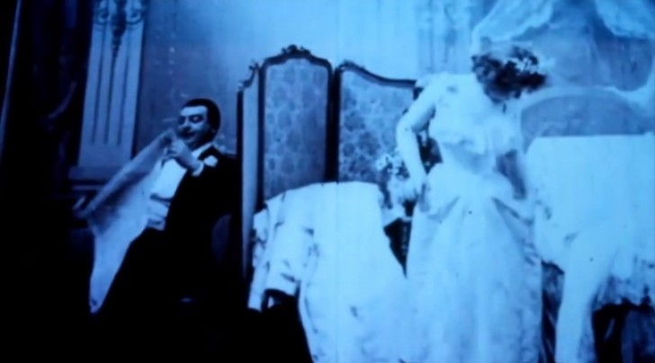 En scen av den första erotiska filmen i historien, inspelad i Paris 1896.