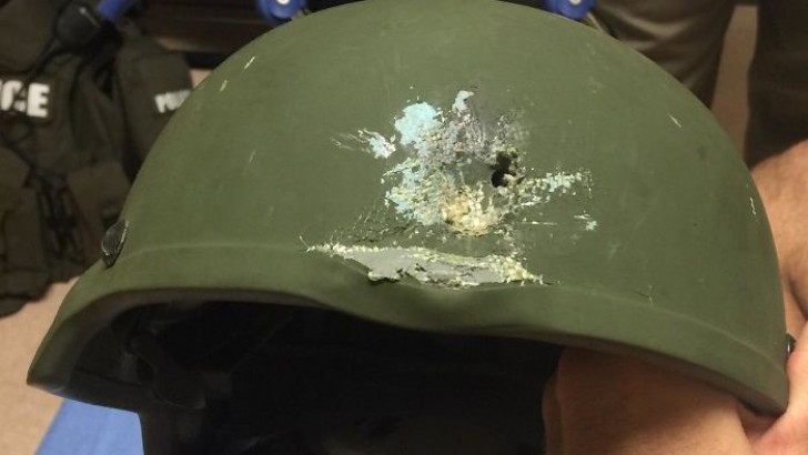 Un agente de la policia de Orlando ha sido alcanzado por un proyectil pero el casco lo ha salvado