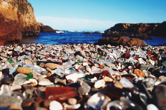 13. Het glas van een nabijgelegen stortplaats werd gepolijst door zeewater: het strand word "Glass Beach" genoemd en bevindt zich in Californie.