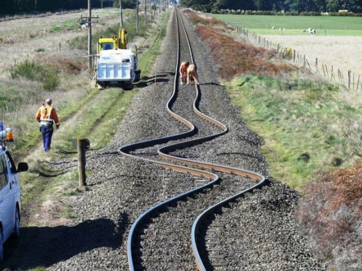 2. Os trilhos de uma ferrovia na Nova Zelândia depois de um terremoto.