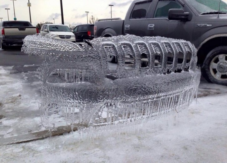 9. Le pare-chocs d'une voiture a formé cette sculpture de glace.