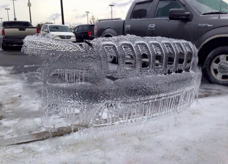 9. De bevroren bumper van een auto vormde deze ijssculptuur.