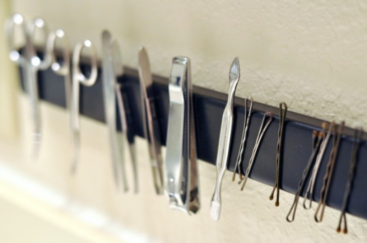 14. Pour ranger des objets métalliques (pinces, ciseaux et épingles à cheveux), fixez une barre magnétique au mur.