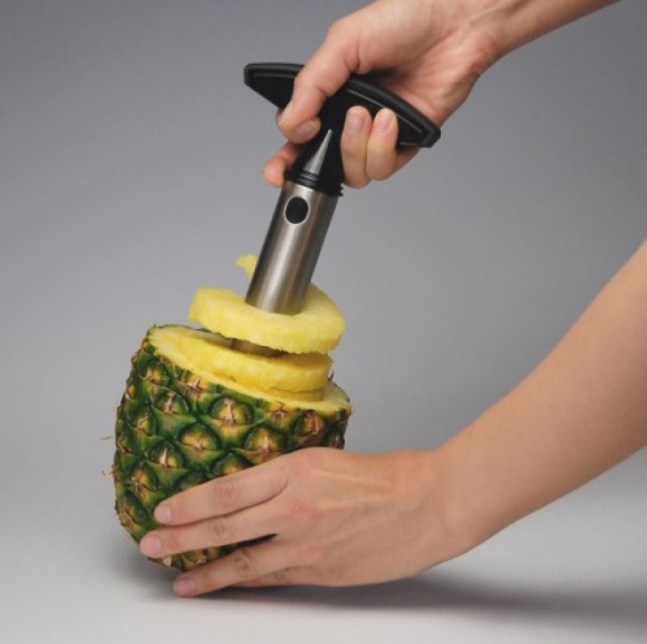 9. So schält man praktisch eine Ananas.