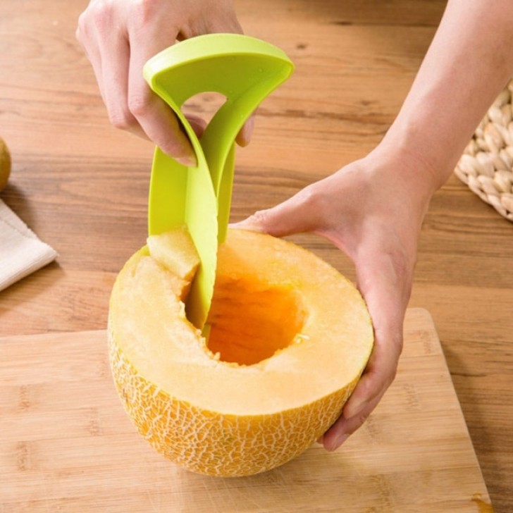 20. Dit mes schilt de meloen, haalt de pitjes eruit en maakt perfecte schijven.