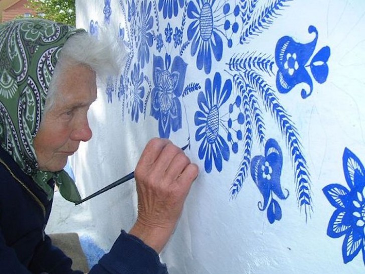Dipingere i muri delle case del suo villaggio è una passione: lo fa a prescindere dall'ora del giorno o dalle condizioni climatiche.