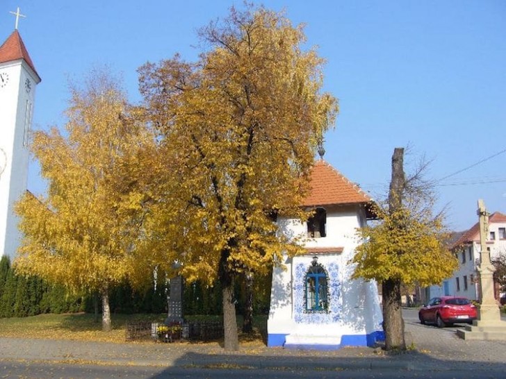 Il monumento più bello di Louka è sicuramente la piccola cappella di cui Anežka si prende personalmente cura, ritoccando i suoi disegni di tanto in tanto.