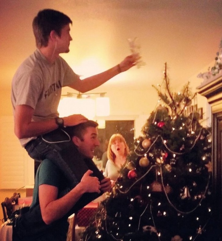 4. Questi due fratelli mettono la stella sull'albero in questo modo da quando sono piccoli. Ora hanno superato i 30, ma è uguale.