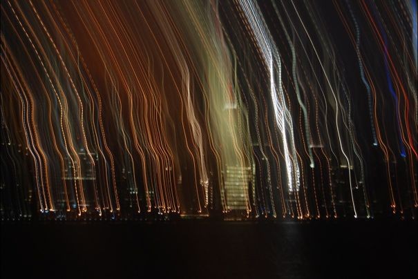 17. Quando cerchi di fotografare New York di notte, ma non hai la mano ferma.