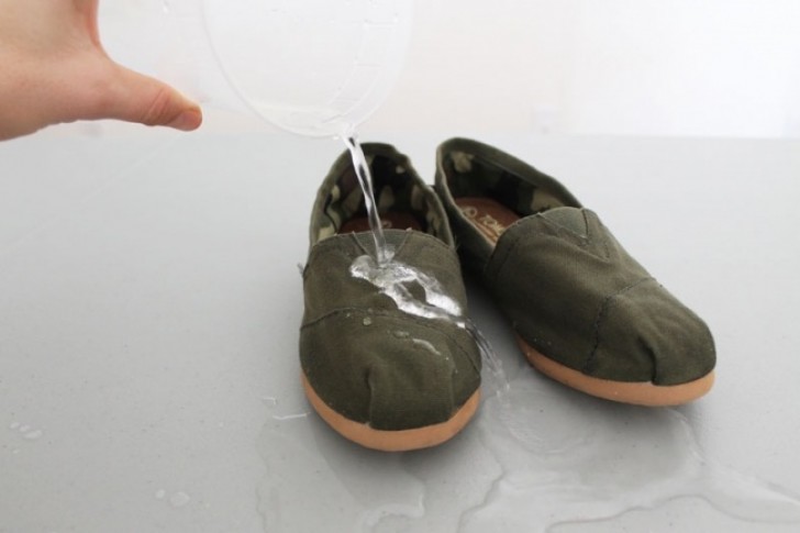 3. Innan du börja campa, gnid vax- eller paraffin på dina skor : På så sätt undviker du att de blir smutsiga med en gång och att de behöver göras rent.