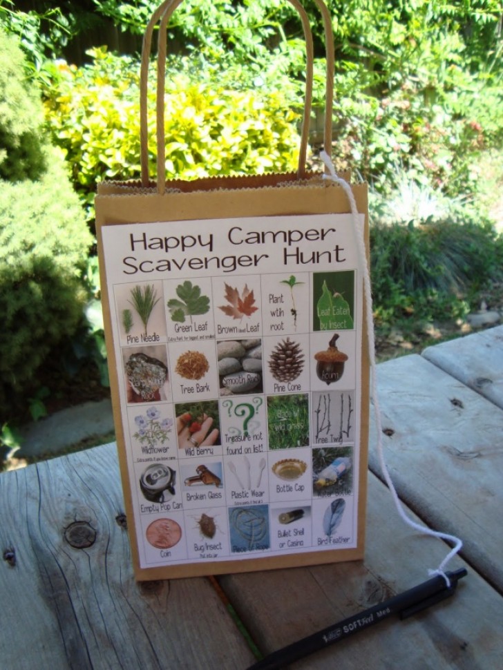 8. Als je met kinderen naar de camping gaat kun je dit spel met ze spelen: maak een tas met een lijst met alle dingen die ze tijdens de reis moeten vinden.