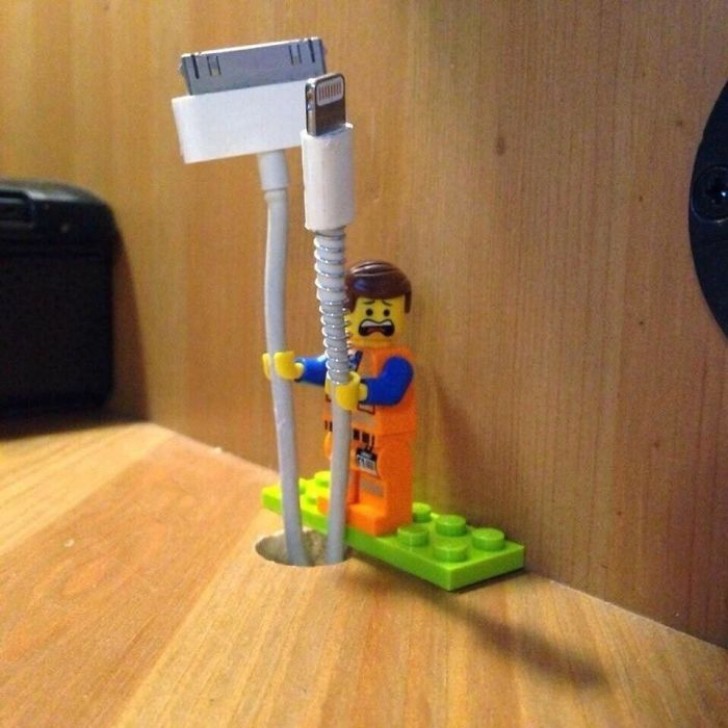 3. Gebruik een LEGO-mannetje om kabels geordend te houden en klaar voor gebruik te hebben.